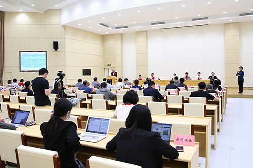 图为报告会现场 图为报告会现场