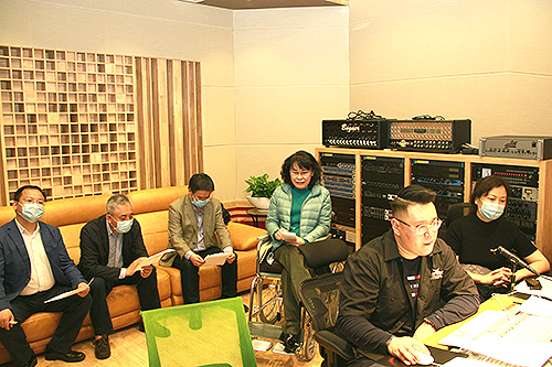 图为张海迪在录音棚指导歌曲录制 图为张海迪在录音棚指导歌曲录制