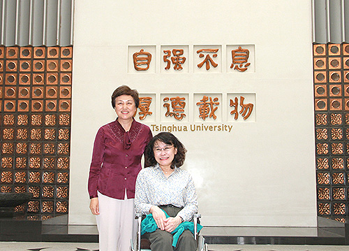 图为张海迪会见清华大学党委书记陈旭 图为张海迪会见清华大学党委书记陈旭